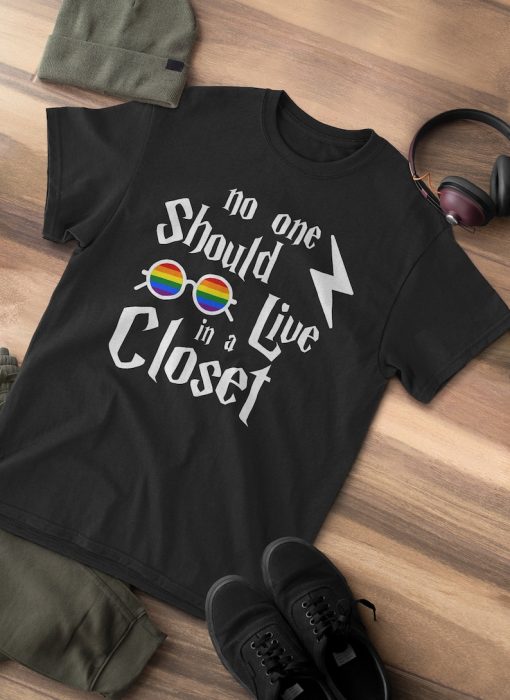 No One Should Live in a Closet Potter T-Shirt Gifts AA